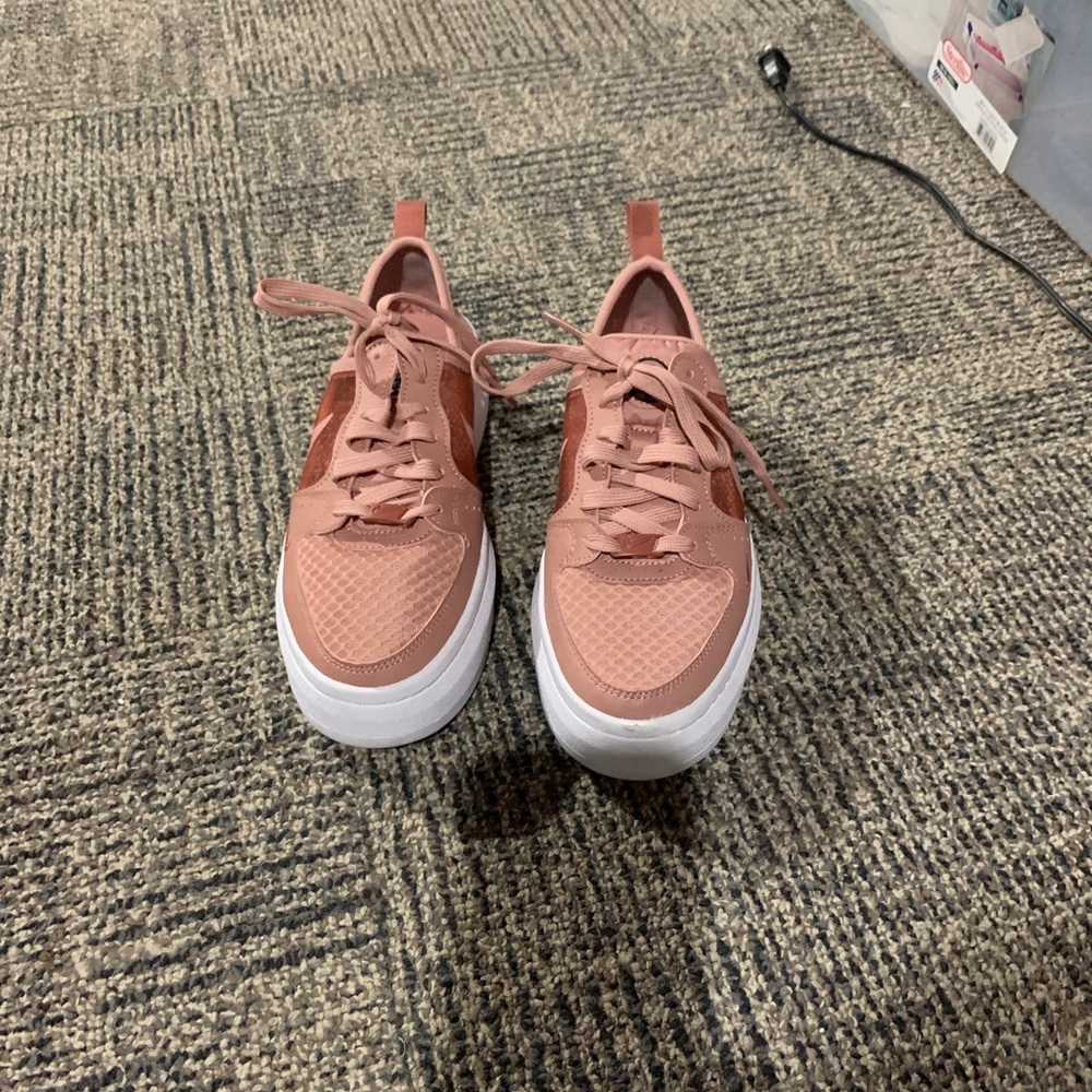 Nike women's sneakers size 6.5. Gently worn.